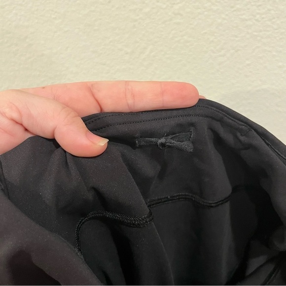 Lululemon black leggings size 4 with side leg pockets back pocket and panels - Picture 11 of 13